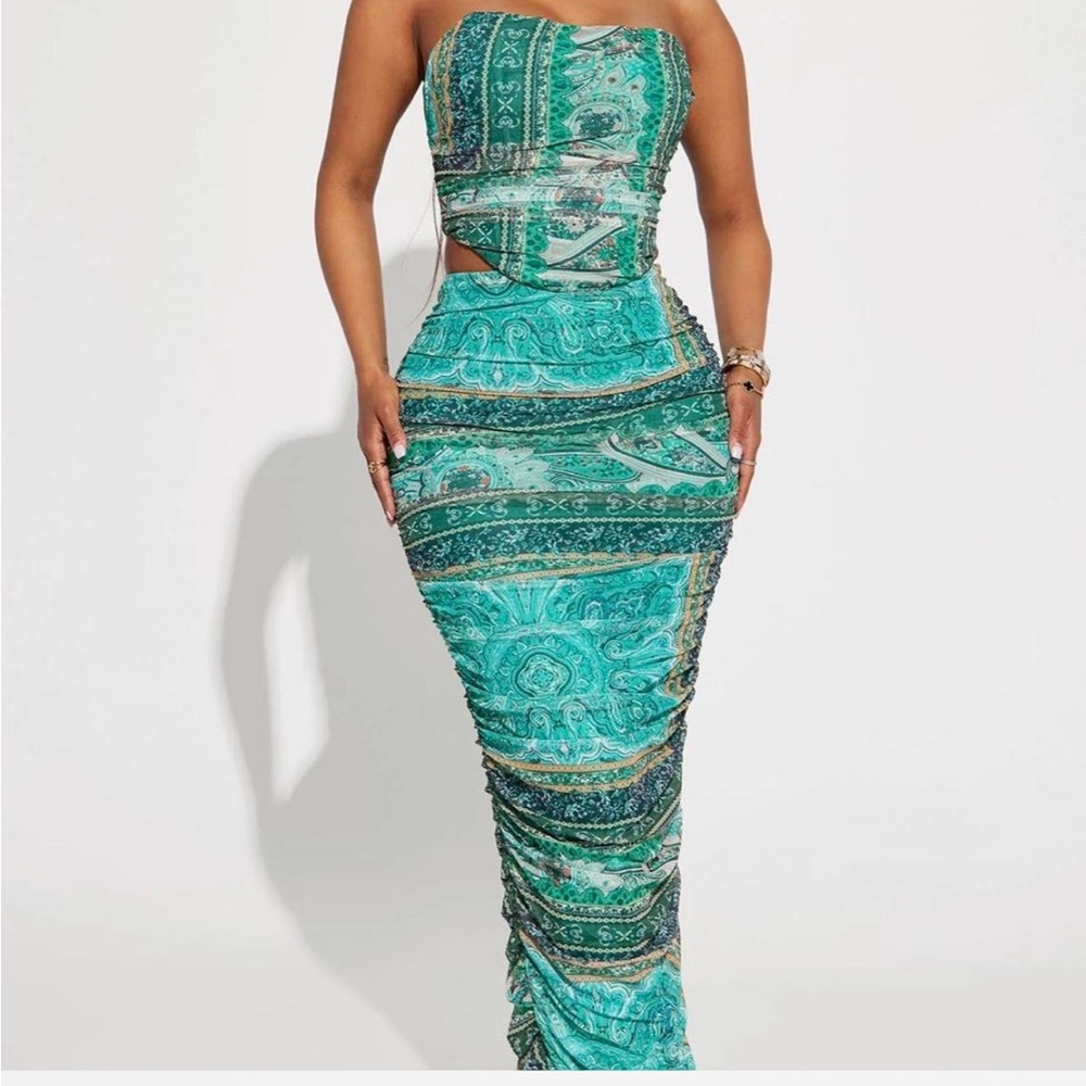 Scrunch mesh maxi skirt and corset top 2 piece set - XS
Brand new with tags
